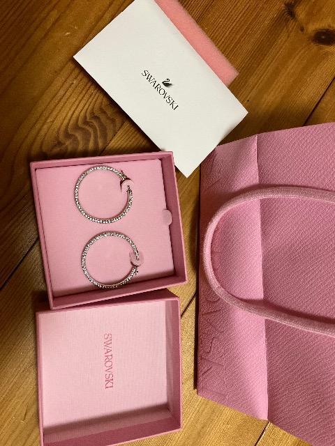 スワロフスキー/今季定番フープピアス正規品試着のみ未使用 < 女性アクセサリー/時計 スワロフスキー/今季定番フープピアス正規品試着のみ未使用 < 女性アクセサリー/時計の