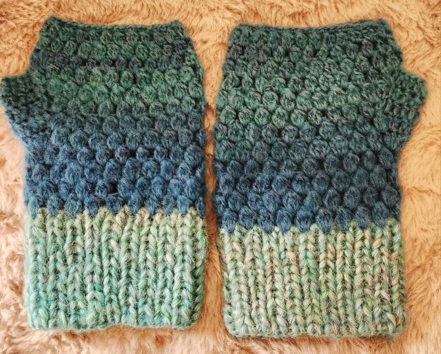 水色と薄水色の柔らかモヘア毛糸で玉編みで編んだバンドウォーマです < ペット/手芸/園芸 水色と薄水色の柔らかモヘア毛糸で玉編みで編んだバンドウォーマです < ペット/手芸/園芸の