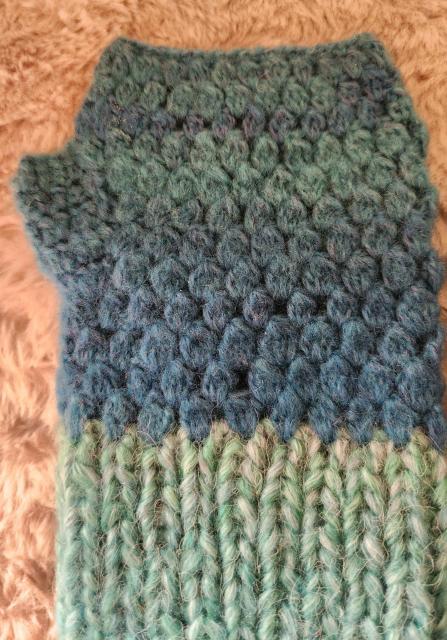 水色と薄水色の柔らかモヘア毛糸で玉編みで編んだバンドウォーマです < ペット/手芸/園芸 水色と薄水色の柔らかモヘア毛糸で玉編みで編んだバンドウォーマです < ペット/手芸/園芸の