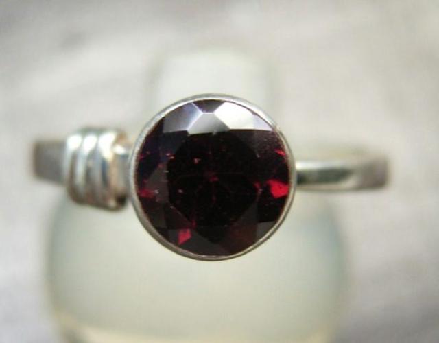 即決!11号ガーネットシルバーリング < 女性アクセサリー/時計 即決!11号ガーネットシルバーリング < 女性アクセサリー/時計の