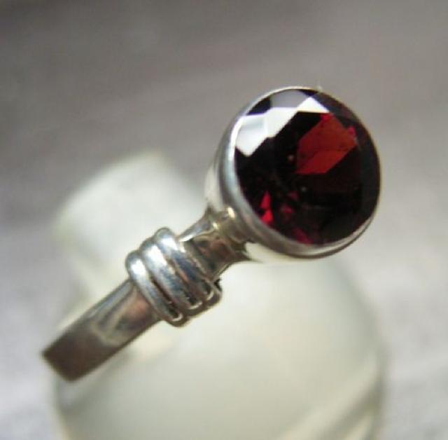 即決!11号ガーネットシルバーリング < 女性アクセサリー/時計 即決!11号ガーネットシルバーリング < 女性アクセサリー/時計の