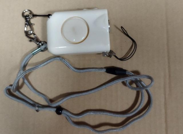 お子さまや夜道歩きに 防犯ブザー ライト付き 首下げコード付き 中古 電池なし < インテリア/ライフ  お子さまや夜道歩きに 防犯ブザー ライト付き 首下げコード付き 中古 電池なし  < インテリア/ライフの