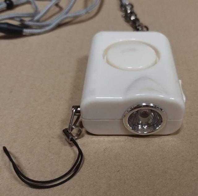 お子さまや夜道歩きに 防犯ブザー ライト付き 首下げコード付き 中古 電池なし < インテリア/ライフ  お子さまや夜道歩きに 防犯ブザー ライト付き 首下げコード付き 中古 電池なし < インテリア/ライフの