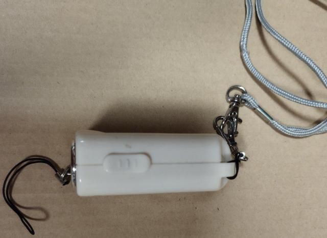 お子さまや夜道歩きに 防犯ブザー ライト付き 首下げコード付き 中古 電池なし < インテリア/ライフ  お子さまや夜道歩きに 防犯ブザー ライト付き 首下げコード付き 中古 電池なし < インテリア/ライフの