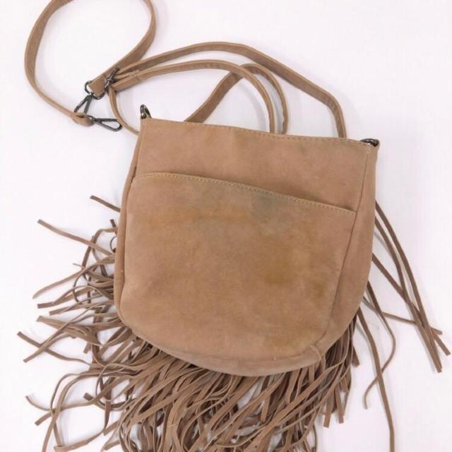 ◆ボリュームフリンジ付き2WAYショルダーバッグ◆ベージュ×スエード*汚れアリ!! < 女性ファッション  ◆ボリュームフリンジ付き2WAYショルダーバッグ◆ベージュ×スエード*汚れアリ!! < 女性ファッションの