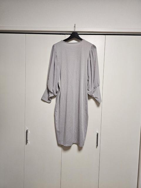 【新品】coral 袖シフォン グレー 膝丈ワンピース M〜L < 女性ファッション  【新品】coral 袖シフォン グレー 膝丈ワンピース M〜L < 女性ファッションの