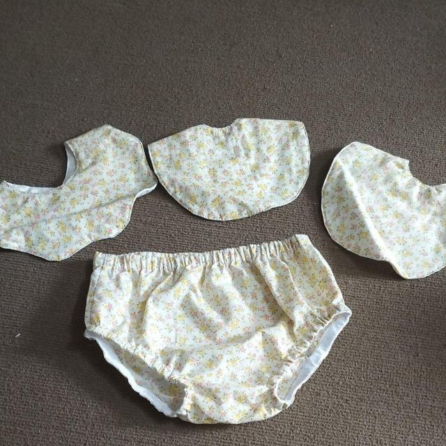 新品 ハンドメイド スタイ3枚とブルマパンツ 小花 < キッズ/ベビー  新品 ハンドメイド スタイ3枚とブルマパンツ 小花  < キッズ/ベビーの