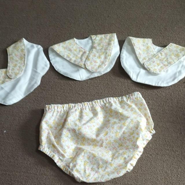 新品 ハンドメイド スタイ3枚とブルマパンツ 小花 < キッズ/ベビー  新品 ハンドメイド スタイ3枚とブルマパンツ 小花 < キッズ/ベビーの