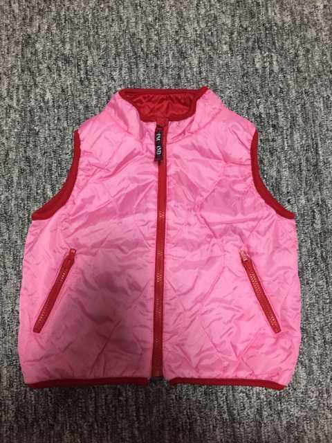 子供服 フェイクダウンベスト リバーシブル ピンク×赤 < キッズ/ベビー  子供服 フェイクダウンベスト リバーシブル ピンク×赤  < キッズ/ベビーの