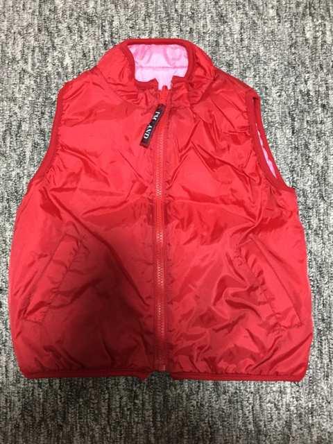 子供服 フェイクダウンベスト リバーシブル ピンク×赤 < キッズ/ベビー  子供服 フェイクダウンベスト リバーシブル ピンク×赤 < キッズ/ベビーの