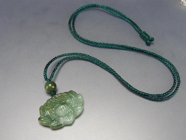レア蓮の花彫り濃い目ひすいジェダイト天然石ペンダント紐ネックレス < 女性アクセサリー/時計  レア蓮の花彫り濃い目ひすいジェダイト天然石ペンダント紐ネックレス < 女性アクセサリー/時計の