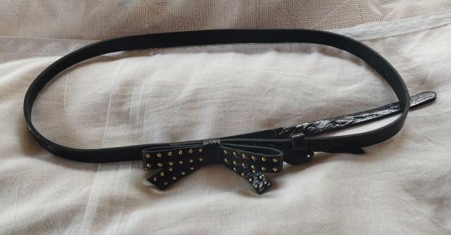 黒 エナメル リボンバックル 細ベルト 難有り W66~80 < 女性ファッション  黒 エナメル リボンバックル 細ベルト 難有り W66~80  < 女性ファッションの