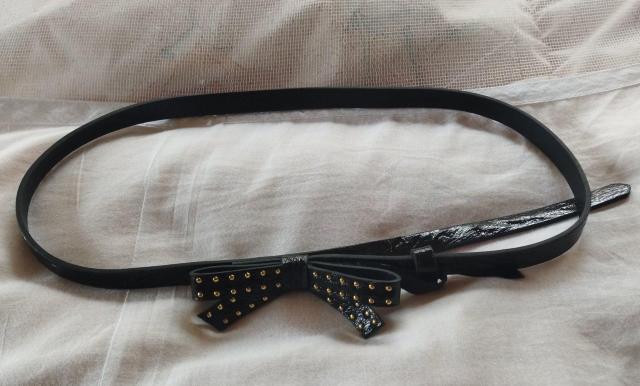 黒 エナメル リボンバックル 細ベルト 難有り W66~80 < 女性ファッション  黒 エナメル リボンバックル 細ベルト 難有り W66~80 < 女性ファッションの