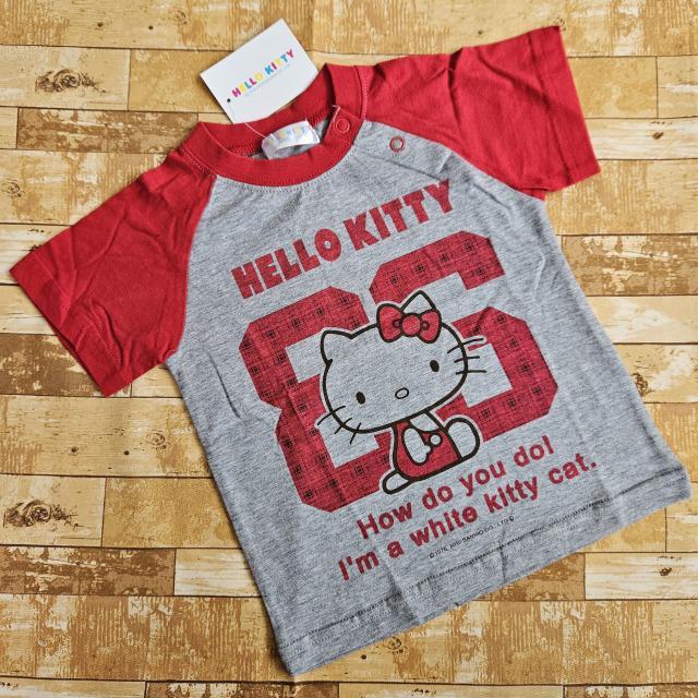 新品*タグ付き*ハローキティ*半袖*Tシャツ*灰色×赤*ツートンカラー*チェック柄*キティちゃん*ロゴ*英字*スナップボタン < キッズ/ベビー  新品*タグ付き*ハローキティ*半袖*Tシャツ*灰色×赤*ツートンカラー*チェック柄*キティちゃん*ロゴ*英字*スナップボタン  < キッズ/ベビーの