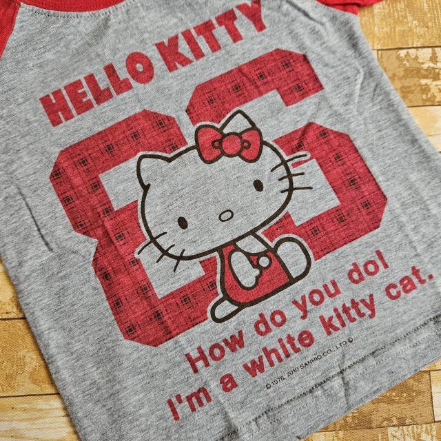 新品*タグ付き*ハローキティ*半袖*Tシャツ*灰色×赤*ツートンカラー*チェック柄*キティちゃん*ロゴ*英字*スナップボタン < キッズ/ベビー  新品*タグ付き*ハローキティ*半袖*Tシャツ*灰色×赤*ツートンカラー*チェック柄*キティちゃん*ロゴ*英字*スナップボタン < キッズ/ベビーの