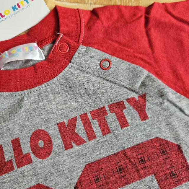 新品*タグ付き*ハローキティ*半袖*Tシャツ*灰色×赤*ツートンカラー*チェック柄*キティちゃん*ロゴ*英字*スナップボタン < キッズ/ベビー  新品*タグ付き*ハローキティ*半袖*Tシャツ*灰色×赤*ツートンカラー*チェック柄*キティちゃん*ロゴ*英字*スナップボタン < キッズ/ベビーの