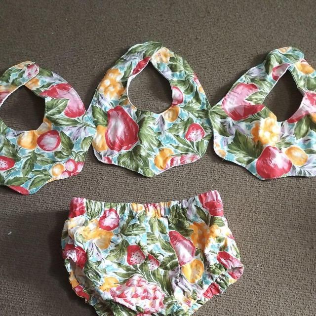 新品 ハンドメイド スタイ3枚とブルマパンツ 大柄花柄 < キッズ/ベビー 新品 ハンドメイド スタイ3枚とブルマパンツ 大柄花柄 < キッズ/ベビーの