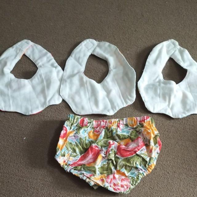 新品 ハンドメイド スタイ3枚とブルマパンツ 大柄花柄 < キッズ/ベビー 新品 ハンドメイド スタイ3枚とブルマパンツ 大柄花柄 < キッズ/ベビーの