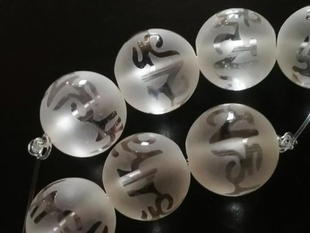 天然石★フロスト水晶 六字真言(素彫り)10mm 半連 < 女性アクセサリー/時計  天然石★フロスト水晶 六字真言(素彫り)10mm 半連 < 女性アクセサリー/時計の