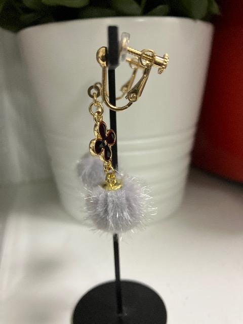 ハンドメイド ファーボールチャームを使用したイヤリング < 女性ファッション  ハンドメイド ファーボールチャームを使用したイヤリング < 女性ファッションの