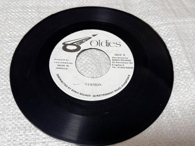 DENNIS BROWN HERE I COME / VERSION 7�C���` ���R�[�h SONIC Sounds Oldies  �� CD/DVD/�r�f�I�� 