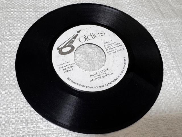DENNIS BROWN HERE I COME / VERSION 7�C���` ���R�[�h SONIC Sounds Oldies �� CD/DVD/�r�f�I�� 