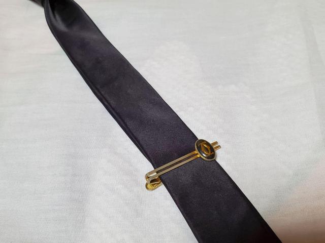 正規 カルティエ クラシック 2Cロゴネクタイピン 金×黒 ダブルCエンブレム タイピン ラグジュアリークリップタイバー タイ留め < ブランド  正規 カルティエ クラシック 2Cロゴネクタイピン 金×黒 ダブルCエンブレム タイピン ラグジュアリークリップタイバー タイ留め < ブランドの