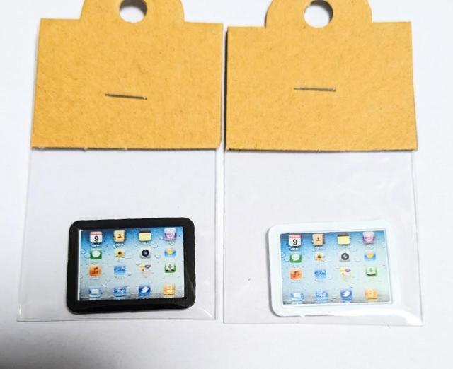 ミニチュア★タブレット★ブラック★黒★オマケシール付★色違い有★ドールハウス★ < おもちゃ  ミニチュア★タブレット★ブラック★黒★オマケシール付★色違い有★ドールハウス★ < おもちゃの