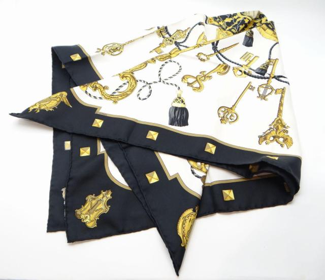 HERMES エルメス カレ90 鍵柄 シルクスカーフ ホワイト系マルチカラー<USED>【送料無料】 < ブランド  HERMES エルメス カレ90 鍵柄 シルクスカーフ ホワイト系マルチカラー<USED>【送料無料】 < ブランドの