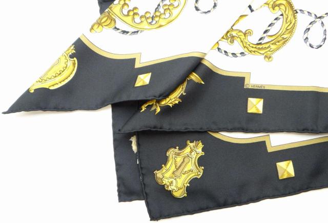 HERMES エルメス カレ90 鍵柄 シルクスカーフ ホワイト系マルチカラー<USED>【送料無料】 < ブランド  HERMES エルメス カレ90 鍵柄 シルクスカーフ ホワイト系マルチカラー<USED>【送料無料】 < ブランドの