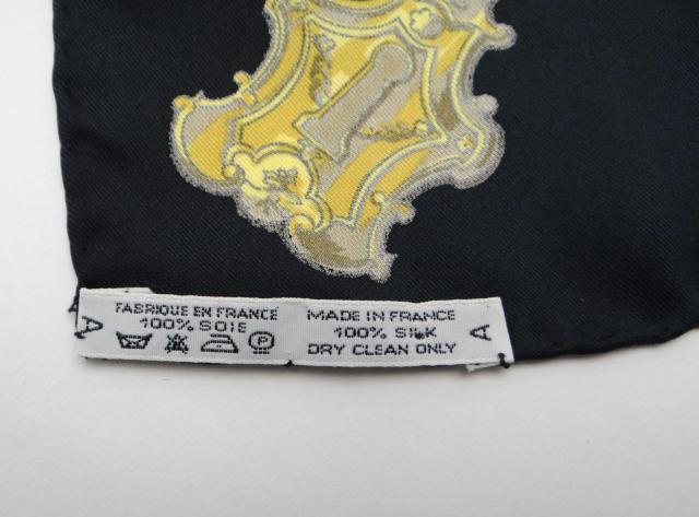 HERMES エルメス カレ90 鍵柄 シルクスカーフ ホワイト系マルチカラー<USED>【送料無料】 < ブランド  HERMES エルメス カレ90 鍵柄 シルクスカーフ ホワイト系マルチカラー<USED>【送料無料】 < ブランドの