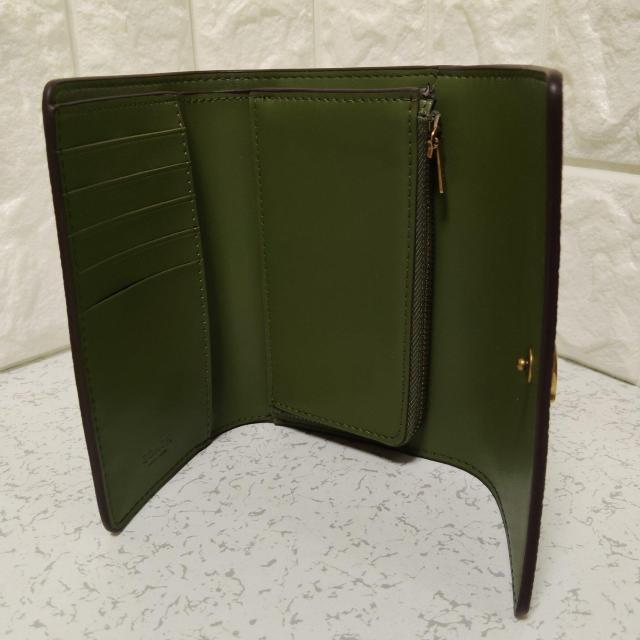 新品同様 COACH エッセンシャルミディアムフラップウォレット ダークモスグリーン(抹茶色) < ブランド 新品同様 COACH エッセンシャルミディアムフラップウォレット ダークモスグリーン(抹茶色) < ブランドの