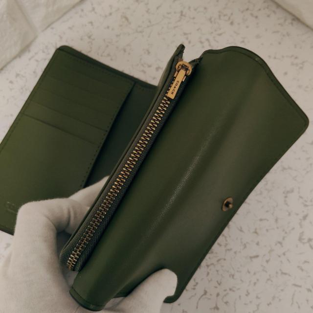 新品同様 COACH エッセンシャルミディアムフラップウォレット ダークモスグリーン(抹茶色) < ブランド 新品同様 COACH エッセンシャルミディアムフラップウォレット ダークモスグリーン(抹茶色) < ブランドの