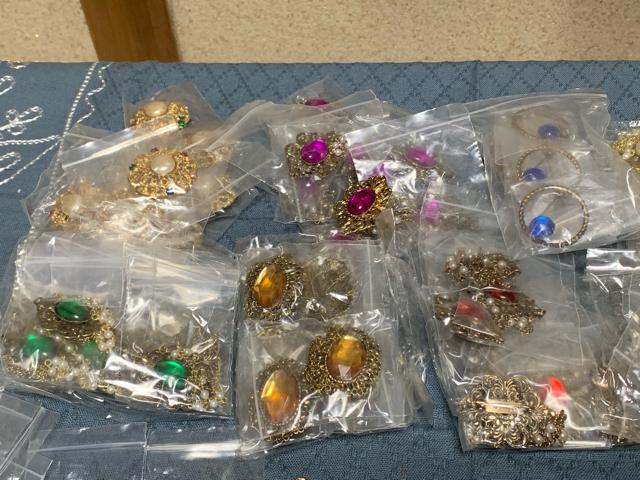 アクセサリー(ブローチ)10種類 100個セット < 女性アクセサリー/時計  アクセサリー(ブローチ)10種類 100個セット < 女性アクセサリー/時計の