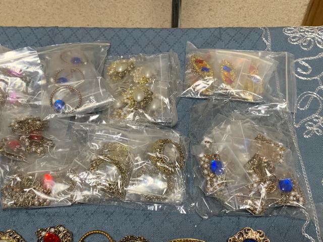 アクセサリー(ブローチ)10種類 100個セット < 女性アクセサリー/時計  アクセサリー(ブローチ)10種類 100個セット < 女性アクセサリー/時計の