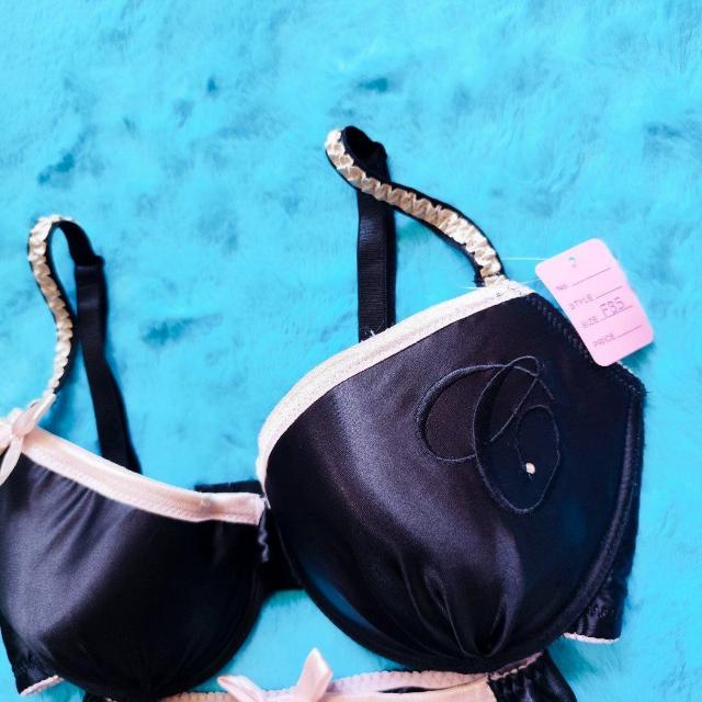 ツルツルサテンがエロカワッ。。F85×L。。大粒ストーン付小悪魔ブラジャー&ショーツセット。。グラマー大きいサイズ < 女性ファッション  ツルツルサテンがエロカワッ。。F85×L。。大粒ストーン付小悪魔ブラジャー&ショーツセット。。グラマー大きいサイズ < 女性ファッションの