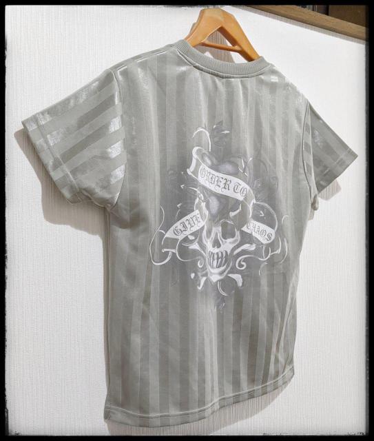 ★toute sa vie★Tシャツ★半袖★シルバー★Mサイズ★ストライプ★バックプリント★部屋着★まとめ買い歓迎★ < 女性ファッション  ★toute sa vie★Tシャツ★半袖★シルバー★Mサイズ★ストライプ★バックプリント★部屋着★まとめ買い歓迎★ < 女性ファッションの