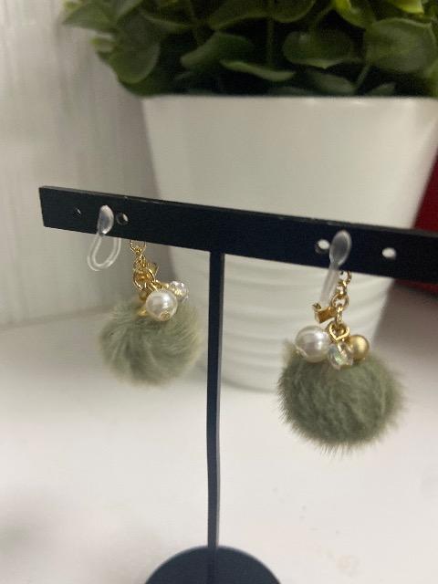 ファーボールチャームを使用した樹脂のノンホールピアス(イヤリング) クリスタル 抹茶 < 女性ファッション  ファーボールチャームを使用した樹脂のノンホールピアス(イヤリング) クリスタル 抹茶 < 女性ファッションの