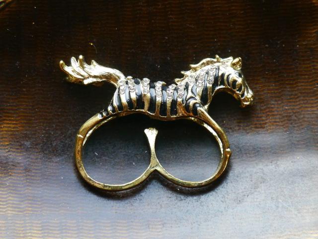 新品 アンティーク調 馬 ウマ 2本指リング 指輪 クラシック ヴィンテージ風 ヴィクトリアン ゴシック < 女性アクセサリー/時計  新品 アンティーク調 馬 ウマ 2本指リング 指輪 クラシック ヴィンテージ風 ヴィクトリアン ゴシック < 女性アクセサリー/時計の