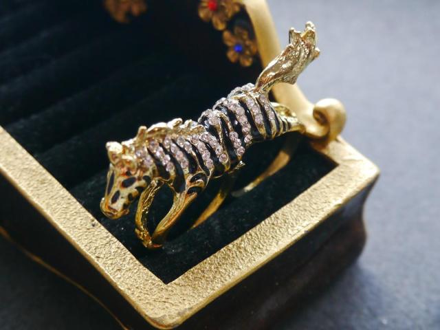 新品 アンティーク調 馬 ウマ 2本指リング 指輪 クラシック ヴィンテージ風 ヴィクトリアン ゴシック < 女性アクセサリー/時計  新品 アンティーク調 馬 ウマ 2本指リング 指輪 クラシック ヴィンテージ風 ヴィクトリアン ゴシック < 女性アクセサリー/時計の