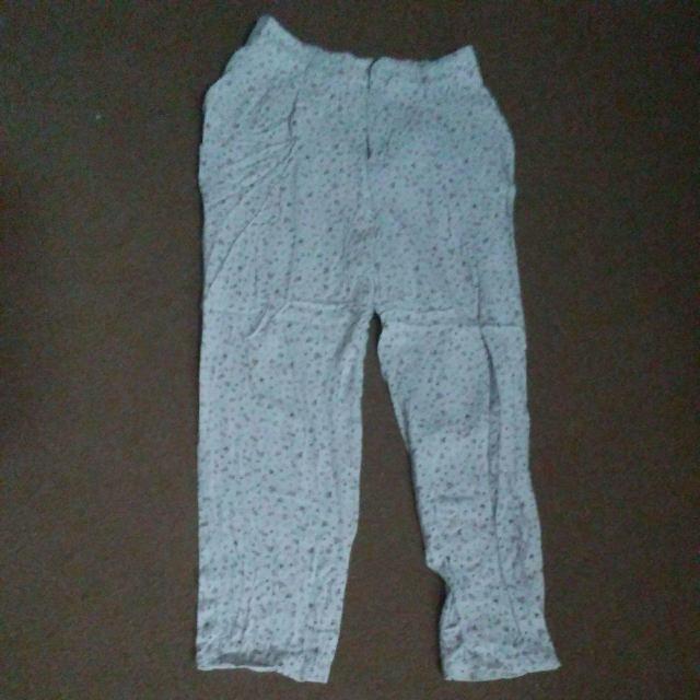 LOWRYS FARM グレー花柄 パンツ 後ろゴム < ブランド LOWRYS FARM グレー花柄 パンツ 後ろゴム < ブランドの