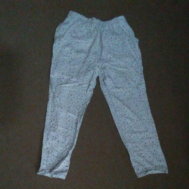 LOWRYS FARM グレー花柄 パンツ 後ろゴム < ブランド LOWRYS FARM グレー花柄 パンツ 後ろゴム < ブランドの