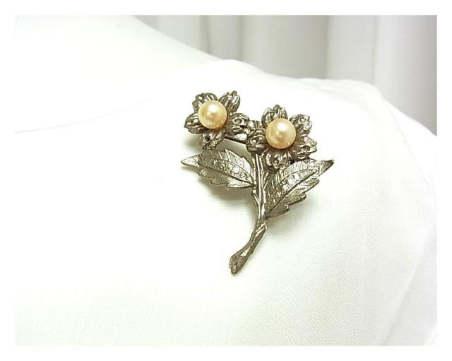 500円スタ【ヴィンテージ・良品】人工パール ブローチ(38×48mm/金属製) < 女性アクセサリー/時計 500円スタ【ヴィンテージ・良品】人工パール ブローチ(38×48mm/金属製) < 女性アクセサリー/時計の