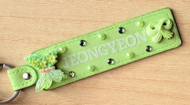 TWICE JEONGYEON ジョンヨン キーホルダー 黄緑 < タレントグッズ TWICE JEONGYEON ジョンヨン キーホルダー 黄緑 < タレントグッズの