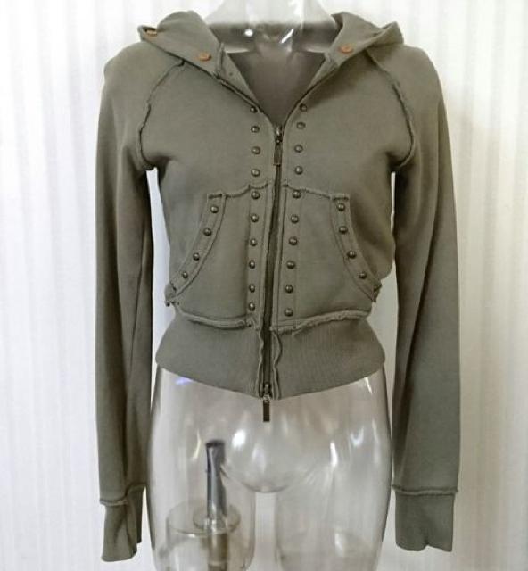 セシルマクビー★スタッズ付き ショート丈 パーカー < ブランド セシルマクビー★スタッズ付き ショート丈 パーカー < ブランドの