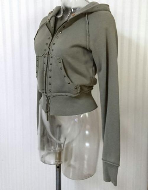 セシルマクビー★スタッズ付き ショート丈 パーカー < ブランド セシルマクビー★スタッズ付き ショート丈 パーカー < ブランドの