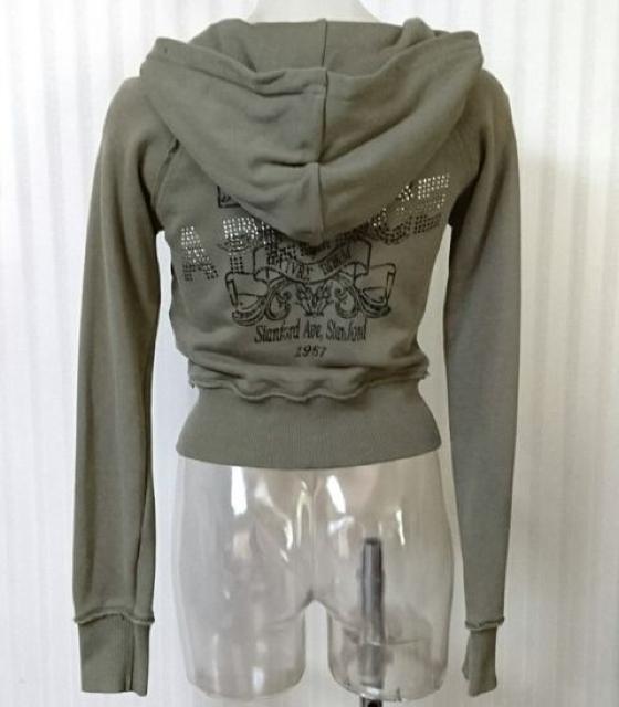 セシルマクビー★スタッズ付き ショート丈 パーカー < ブランド セシルマクビー★スタッズ付き ショート丈 パーカー < ブランドの