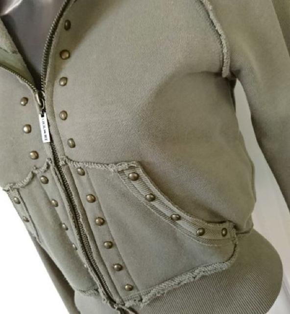 セシルマクビー★スタッズ付き ショート丈 パーカー < ブランド セシルマクビー★スタッズ付き ショート丈 パーカー < ブランドの