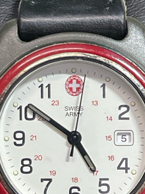 スイス・アーミー ホワイトダイヤル、レッドベゼル、ナイロンストラップ付きアナログクォーツ腕時計 SWISS ARMY カレンダー < 男性アクセサリー/時計 スイス・アーミー ホワイトダイヤル、レッドベゼル、ナイロンストラップ付きアナログクォーツ腕時計 SWISS ARMY カレンダー < 男性アクセサリー/時計の