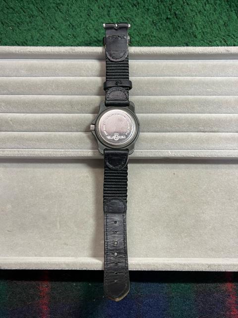 スイス・アーミー ホワイトダイヤル、レッドベゼル、ナイロンストラップ付きアナログクォーツ腕時計 SWISS ARMY カレンダー < 男性アクセサリー/時計 スイス・アーミー ホワイトダイヤル、レッドベゼル、ナイロンストラップ付きアナログクォーツ腕時計 SWISS ARMY カレンダー < 男性アクセサリー/時計の